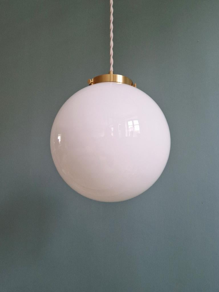 Suspension Art Déco en opaline blanche et laiton, Enlèvement ou Envoi