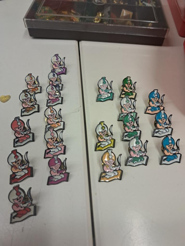 21 verschillende pins fakir op vliegend tapijt, Ophalen of Verzenden, Zo goed als nieuw, Figuurtje, Speldje of Pin