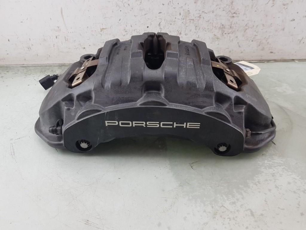 ETRIER DE FREIN AVANT DROIT Porsche Taycan (Y1A), Porsche Deutschland GmbH, Porscheplatz 1
70435  Stuttgart, DE, Porsche, Info@porsche.de