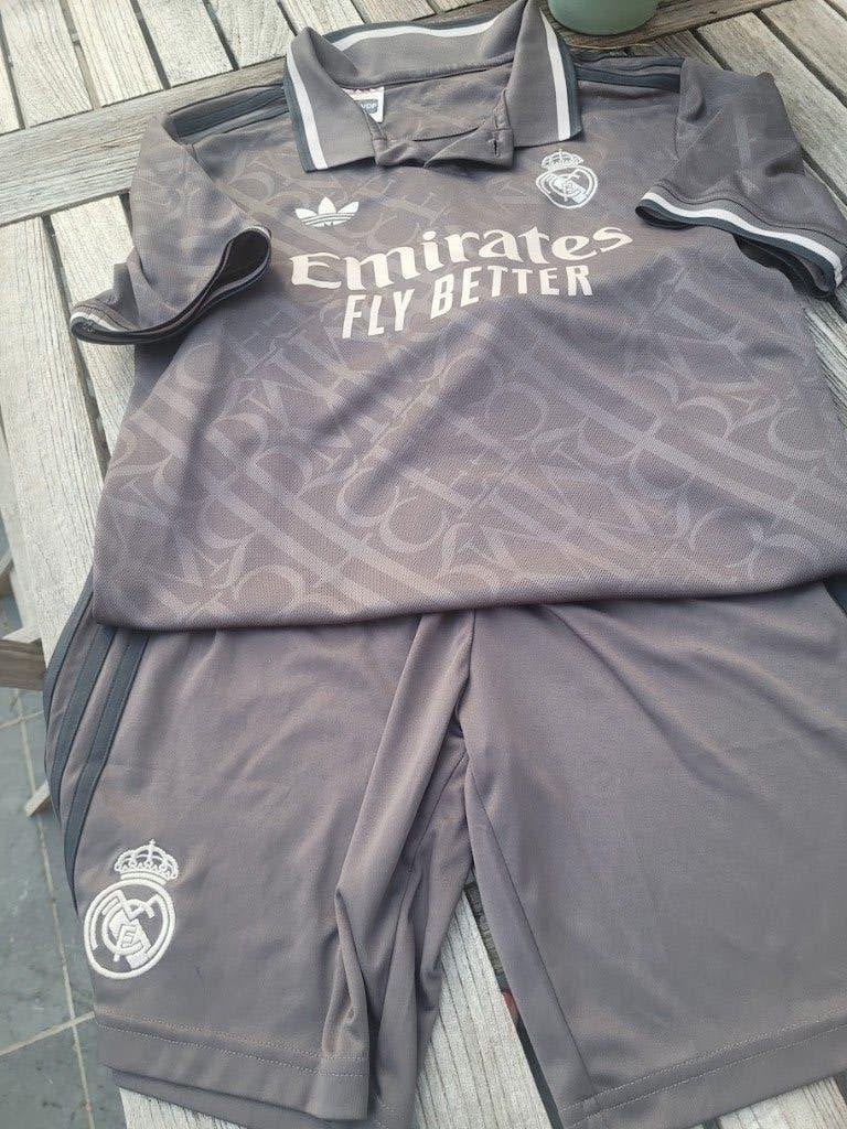 voetbalpak Real Madrid 13/14j, Kinderen en Baby's, Kinderkleding | Maat 152, Ophalen of Verzenden, Zo goed als nieuw, Jongen of Meisje