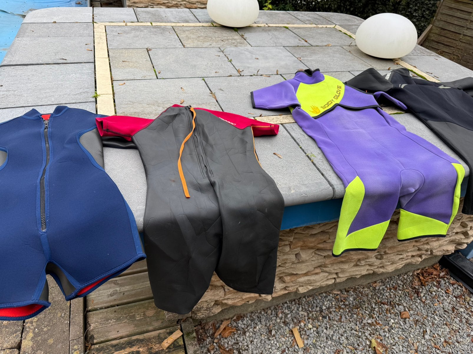 Set van 4 neopreen waterpakken, Sport en Fitness, Ophalen, Zo goed als nieuw