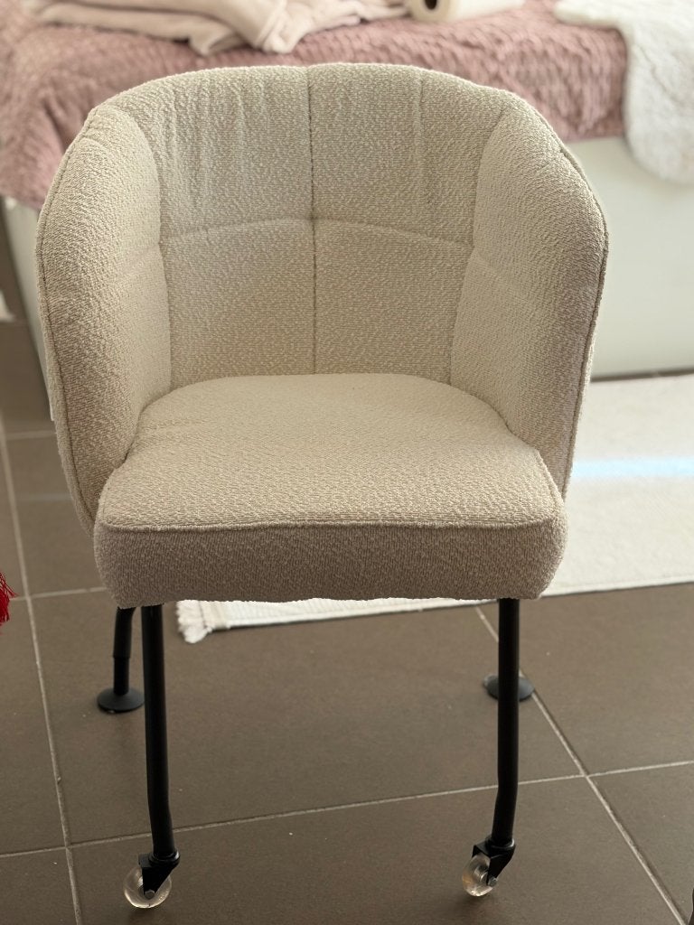 Fauteuil bouclé beige avec roulettes – Très bon état, Maison & Meubles, 75 à 100 cm, Comme neuf, Enlèvement, 50 à 75 cm