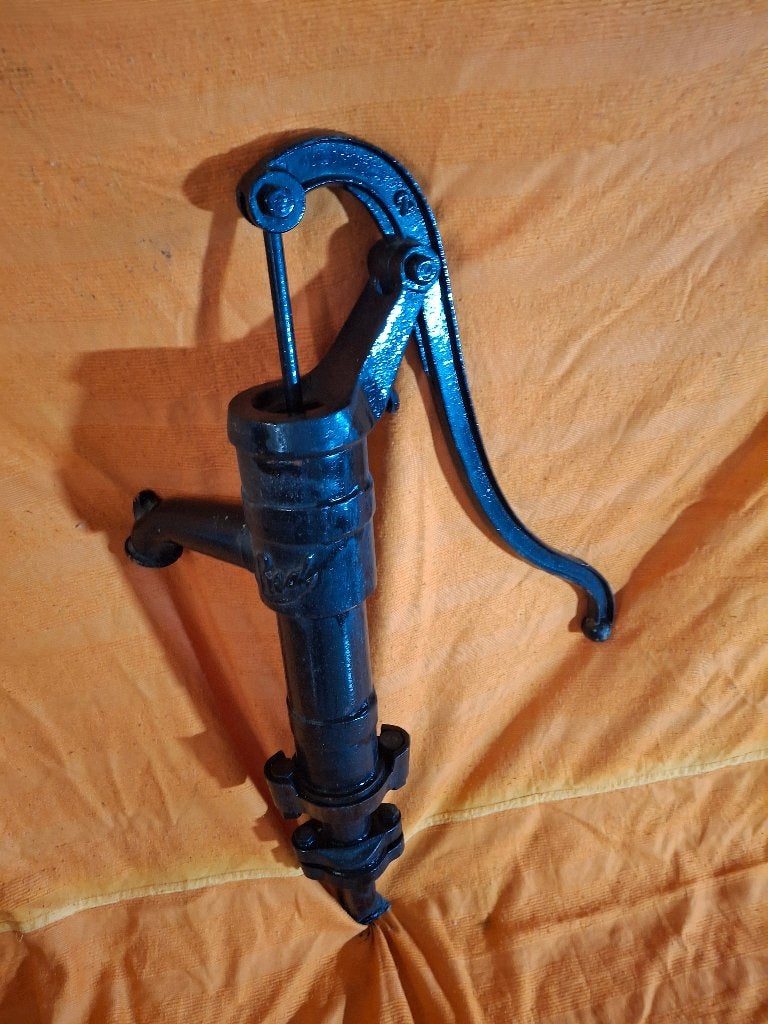 ancienne pompe a eau sablée et mise en couleur, Enlèvement, Utilisé