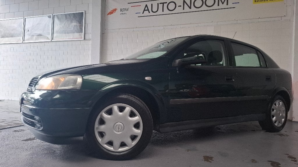 OPEL ASTRA 1.6 75 PK 1EIG/DEALER ONDERHOUDEN/RDW KM-GARANTIE, Auto's, Dealer onderhouden, Zwart, 4 cilinders, 1055 kg