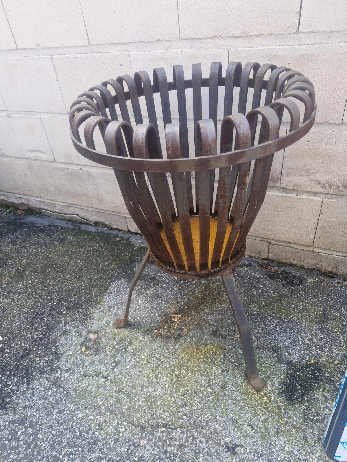 Corbeille à feu robuste en métal de 70 cm de haut et 50 cm d, Jardin & Terrasse, Paniers de feu, Enlèvement, Foyer