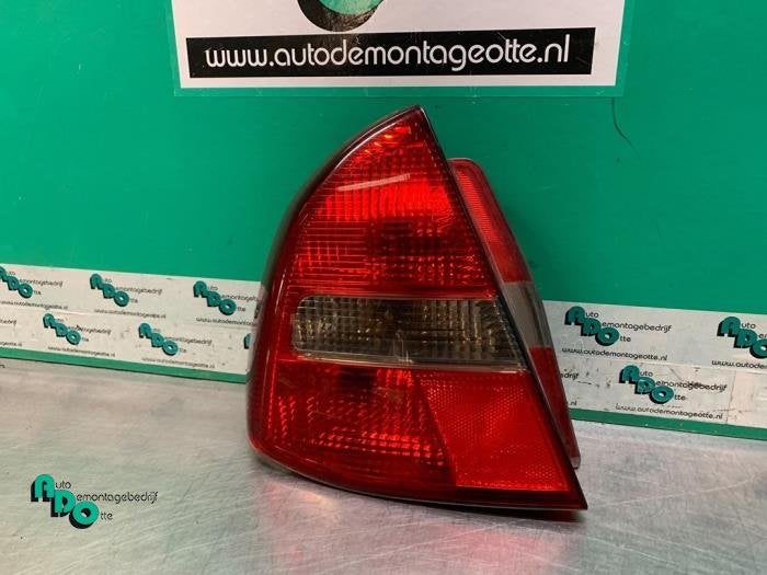 Feu arrière gauche d'un Mitsubishi Carisma (Carisma 99-), -, 3 mois de garantie, Utilisé, Mitsubishi