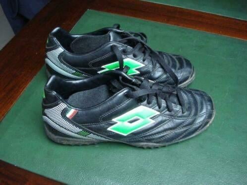 Lotto voetbalschoenen met kleine nopjes, jongens. mt 37, Sport en Fitness, Voetbal, Ophalen of Verzenden, Gebruikt, Schoenen
