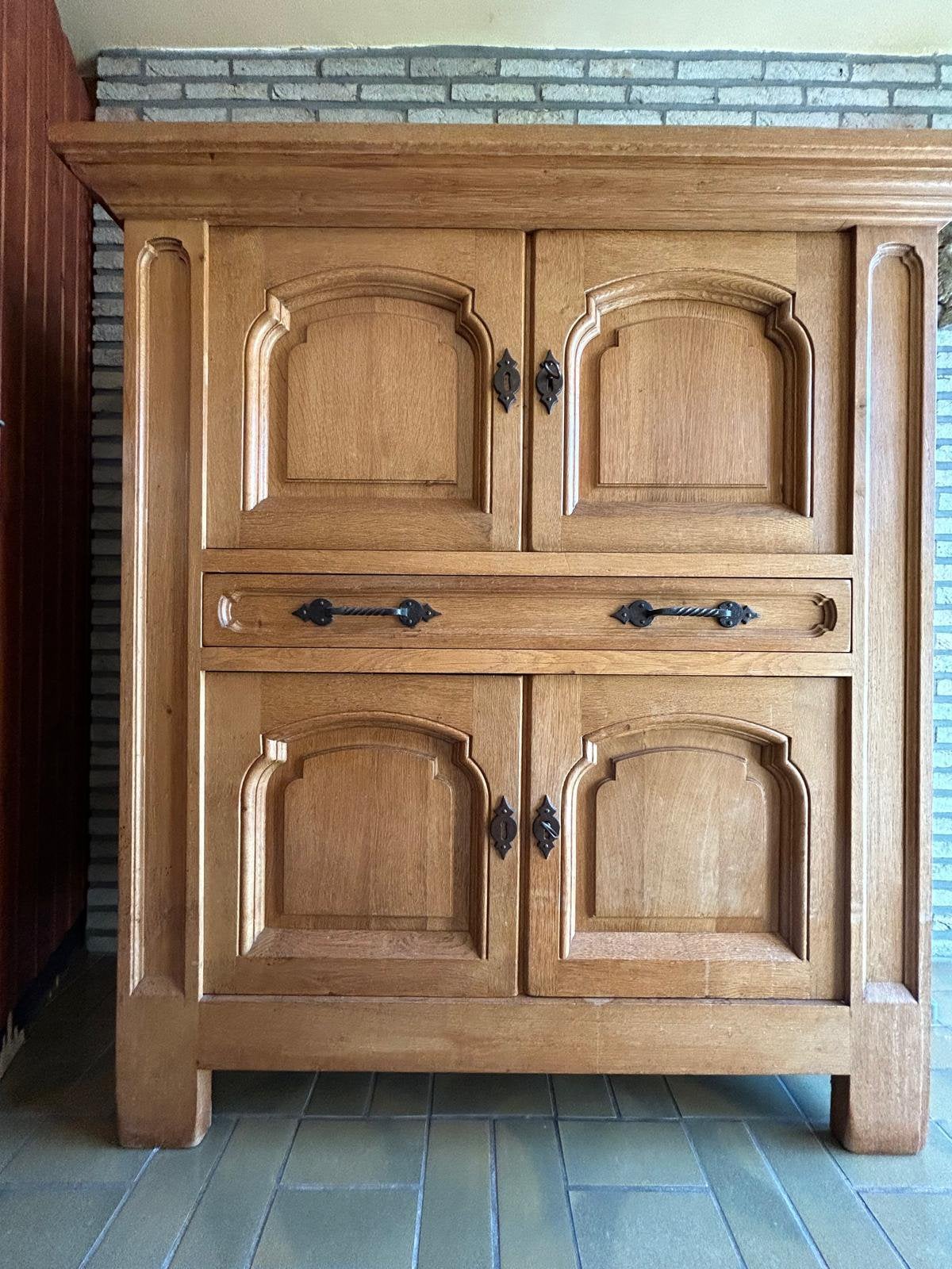 Eiken kast, Ophalen