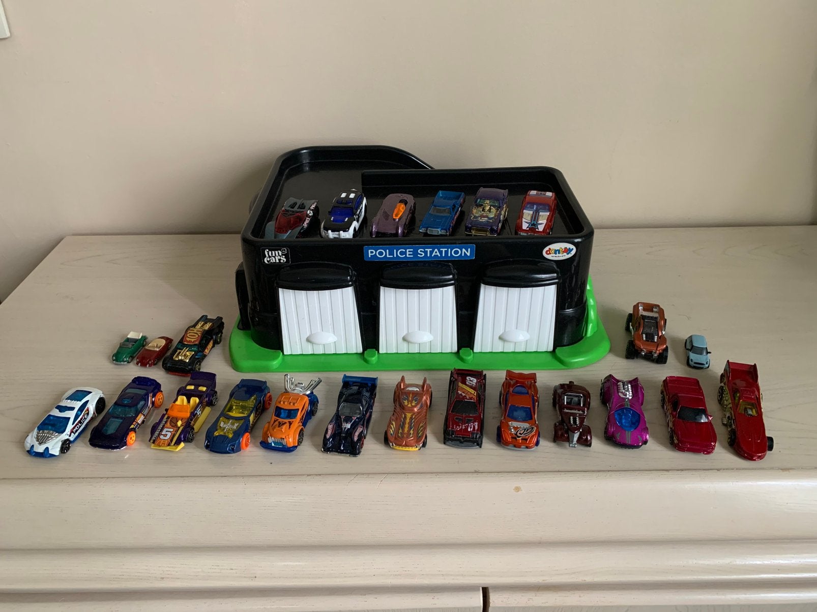 Speelgoedautos hotweels en politie garage, Kinderen en Baby's, Ophalen, Zo goed als nieuw