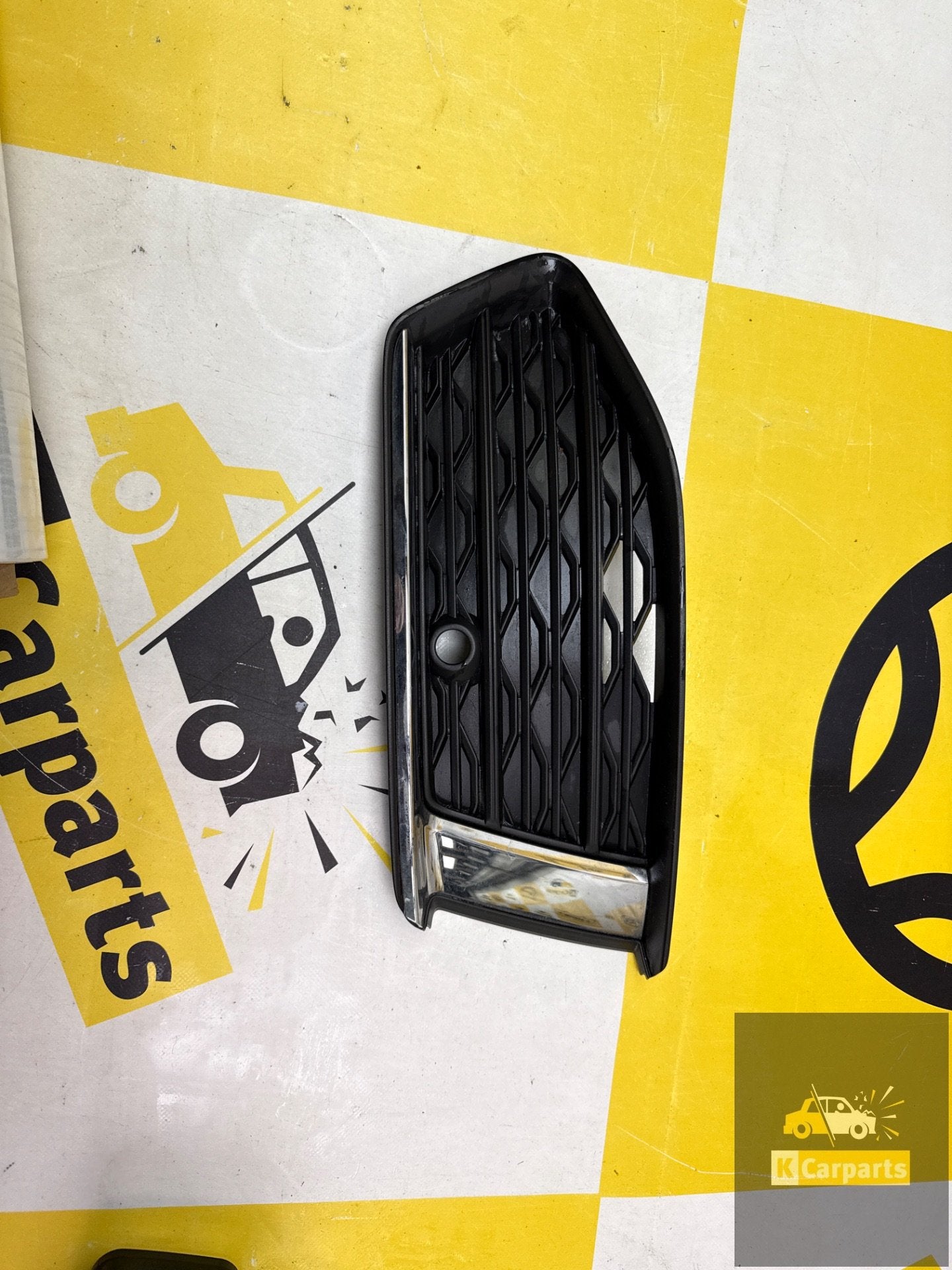 Grille bumper rechts Audi A6 C8 4k0919268b, Auto-onderdelen, Gebruikt, AUDI AG, Auto-Union-Strasse 1
85045  Ingolstadt, DE, Audi