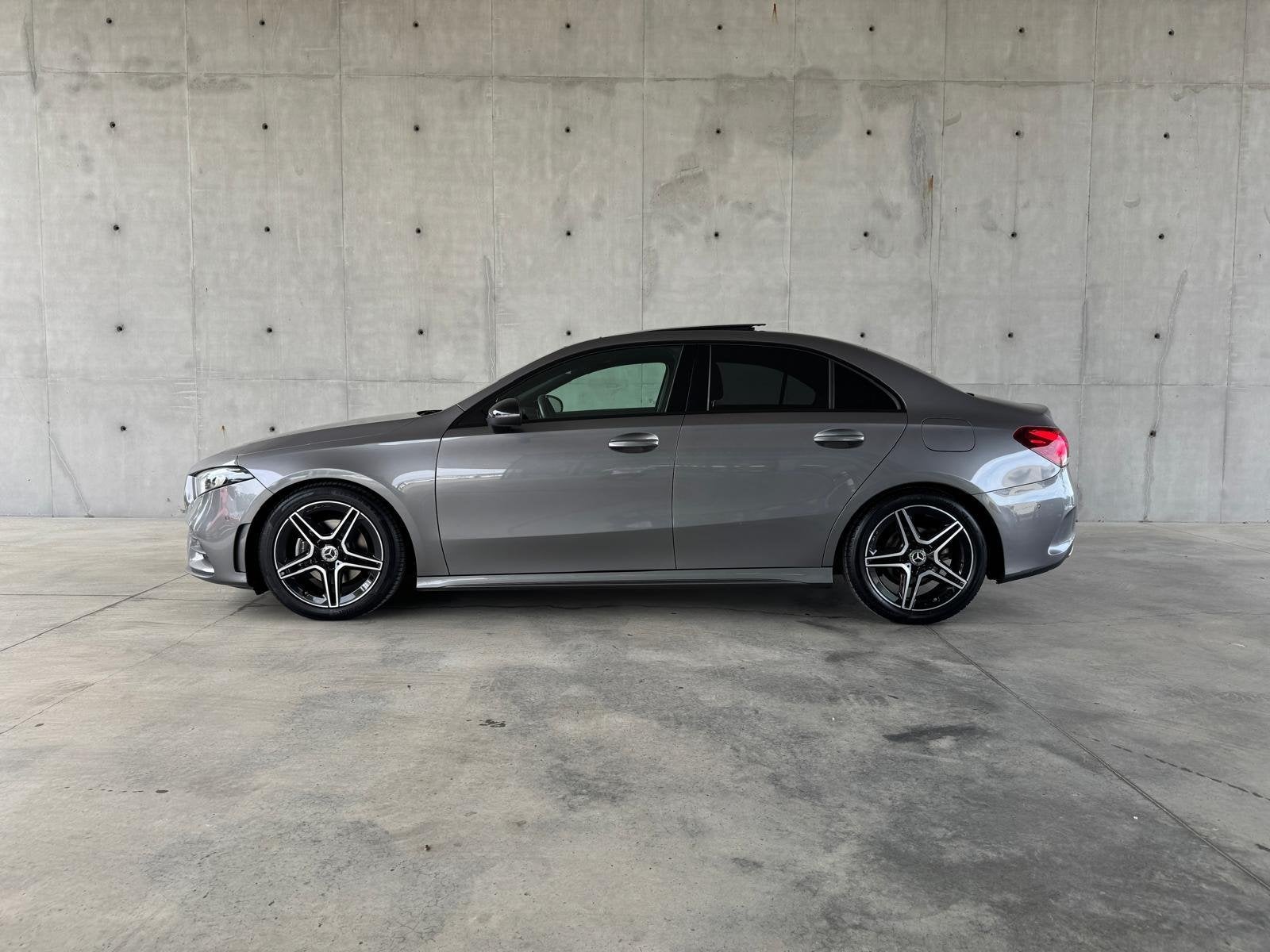 Mercedes-Benz A 180 AMG Line Limousine + CARPLAY + TREKHAAK, Auto's, Gebruikt, 4 cilinders, 136 pk, Zilver of Grijs