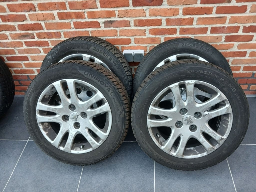 Pneus d'hiver Uniroyal + jantes Peugeot, Autos : Pièces & Accessoires, Pneus et Jantes, Pneus hiver, 255 mm, 16 pouces