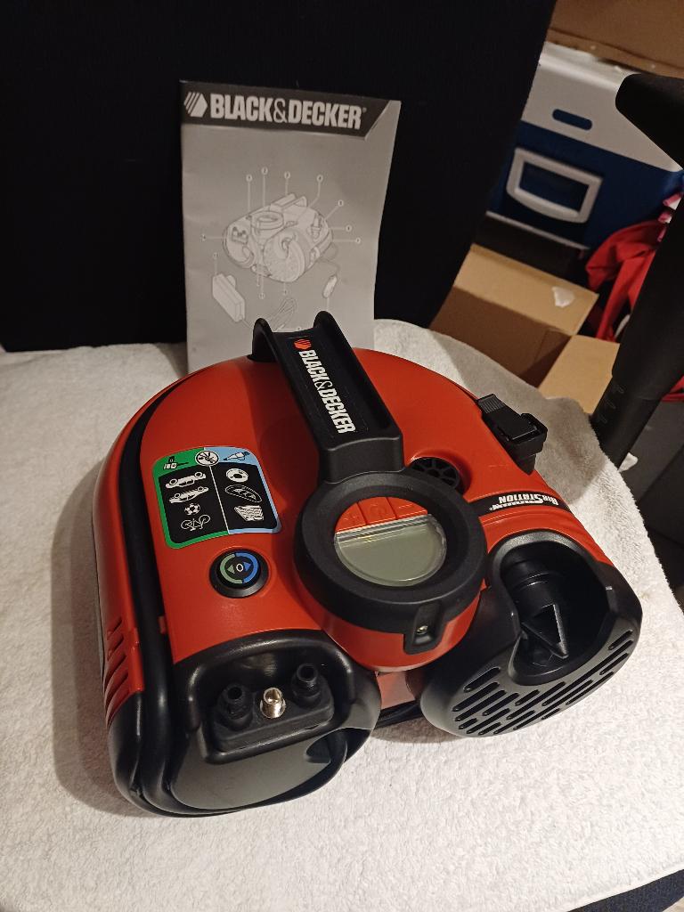 Compressorpomp op batterijen van Black and Decker, Ophalen, Zo goed als nieuw, 10 bar of meer, Mobiel