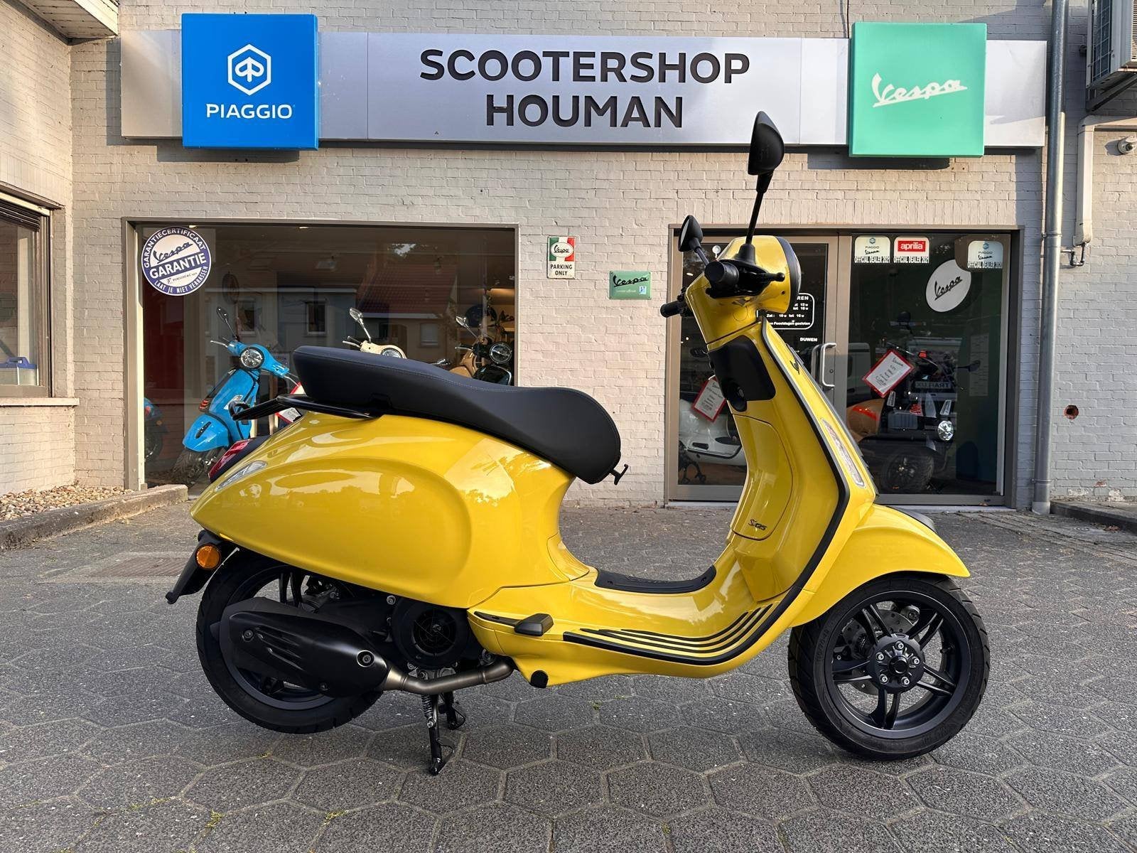 Vespa Primavera S 125cc GIALLO CURIOSO BLACKPACK EDITION (nr, Fietsen en Brommers, Nieuw, Vespa S, 125 cc, Benzine