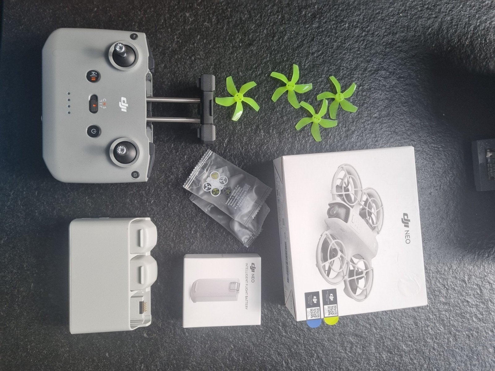DJI Neo Fly More Combo met nieuwe drone, TV, Hi-fi & Vidéo, Drone avec caméra, Enlèvement ou Envoi, Moins de 250 g, Qualité supérieure