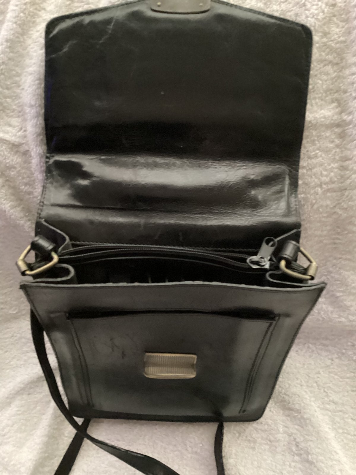 Een zwarte lederen tas, Handtassen en Accessoires, Beautycases, Ophalen, Zo goed als nieuw