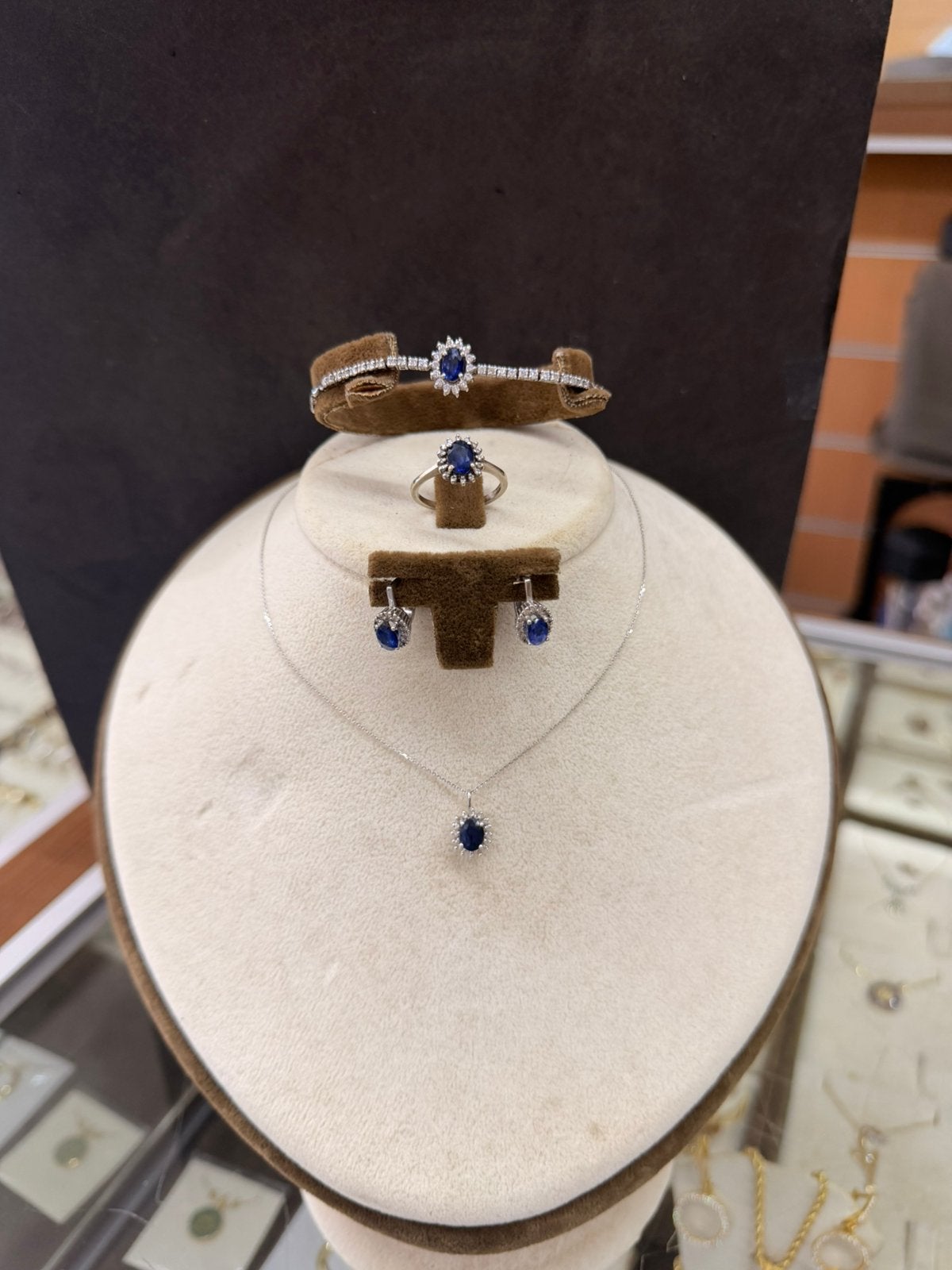 COMPLETE set met diamanten en SAFFIER, Ophalen, Zo goed als nieuw
