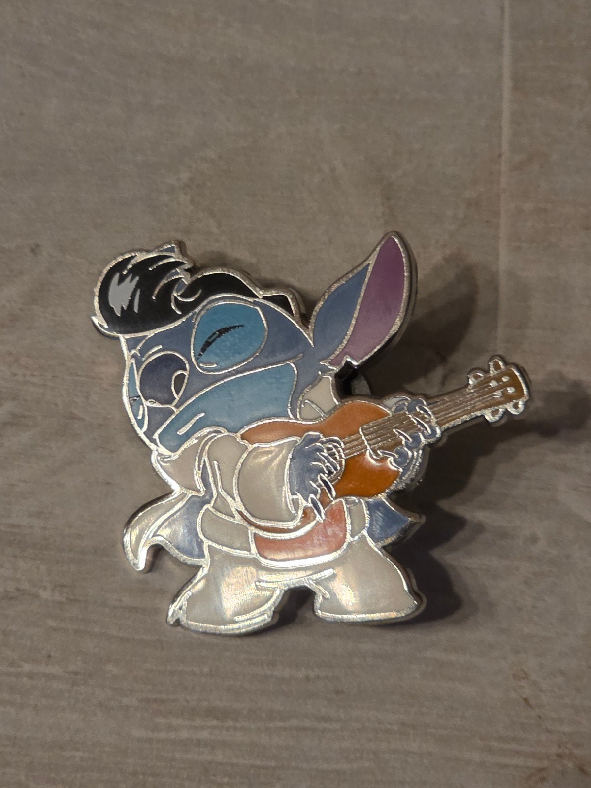 Stitch dans le rôle d'Elvis Pin Disneyland Paris, Enlèvement ou Envoi, Autres personnages, Comme neuf, Autres types