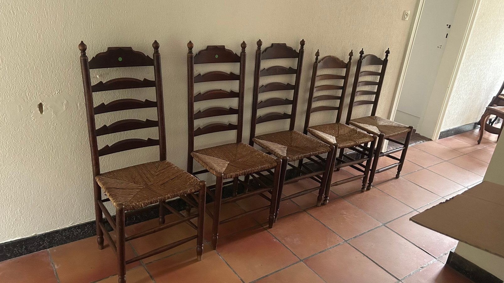 Ensemble de 5 chaises anciennes en bois à échelle, Enlèvement
