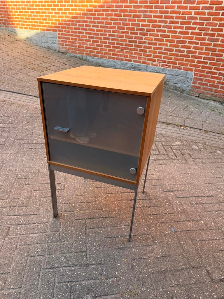Bijzetkastje met glazen deur, Antiquités & Art, Antiquités | Meubles | Armoires, Enlèvement