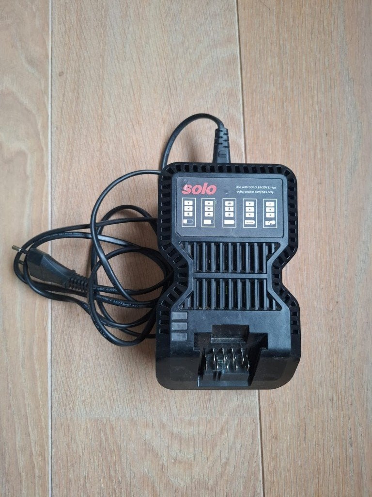Lader en batterij rugsproeier SOLO, Ophalen, Zo goed als nieuw, Onkruidbestrijding