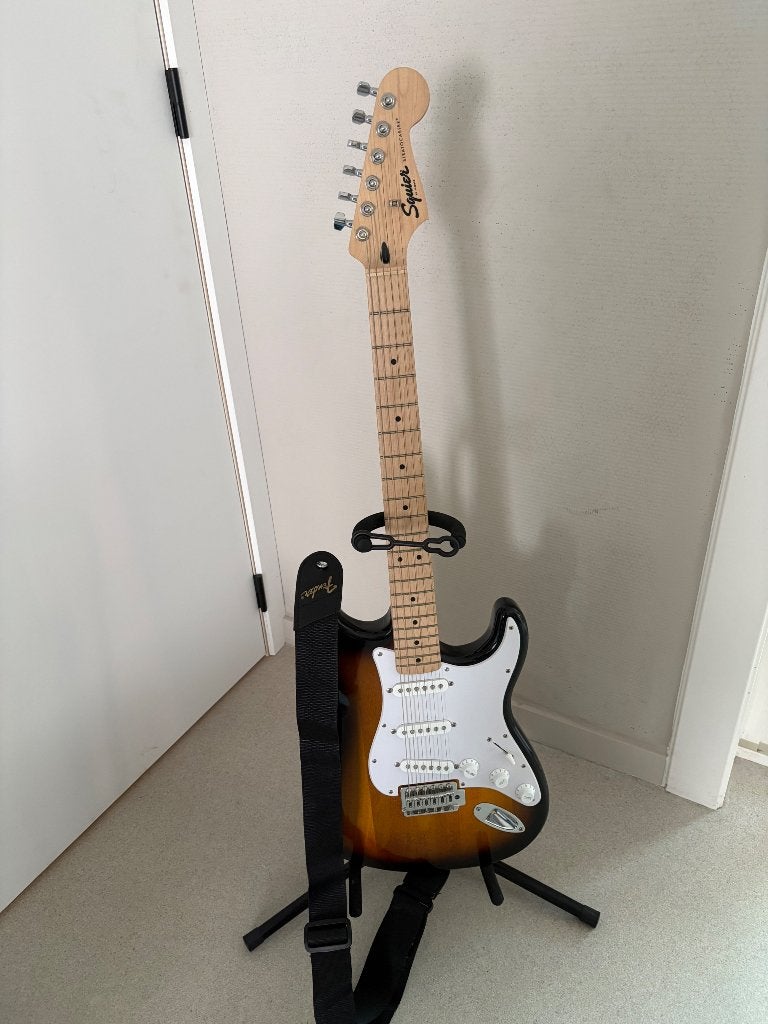 Elektrische gitaar Squier stratocaster, Muziek en Instrumenten, Snaarinstrumenten | Gitaren | Elektrisch, Gebruikt, Fender, Met versterker