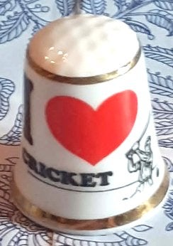 des a coudre de collection en porcelaine i love cricket (2), Verzamelen, Vingerhoedjes, Ophalen of Verzenden, Zo goed als nieuw