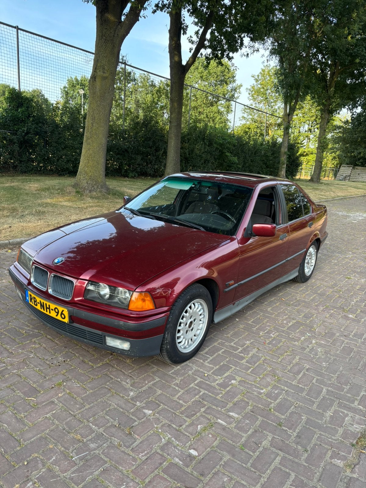 BMW 328I E36 Sedan goede staat, Autos, Rouge, Achat, Entretenue par le concessionnaire, Autre carrosserie