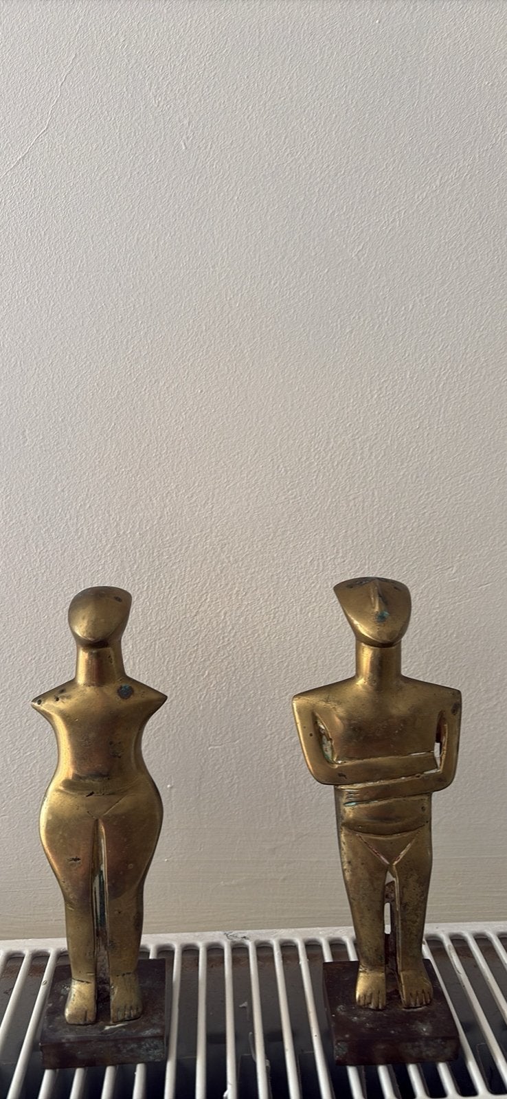 Duo d’idoles  en laiton massif  Style grec moderniste, Antiquités & Art, Antiquités | Bougeoirs, Enlèvement ou Envoi