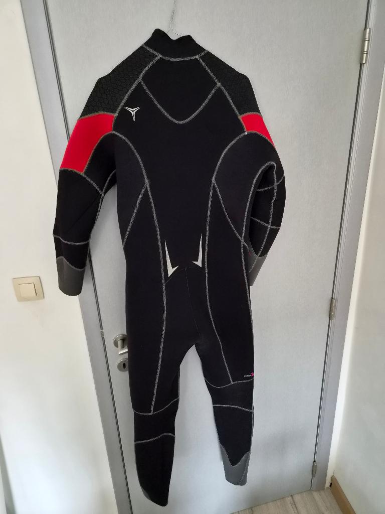 Combinaison en néoprène de la marque Mares 5mm, Sports nautiques & Bateaux, Enlèvement