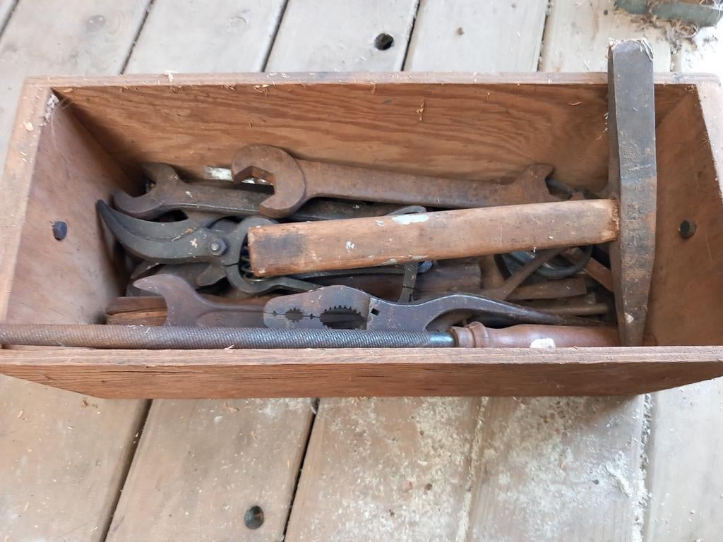 Oud antiek werkmateriaal, Ophalen, Gevuld