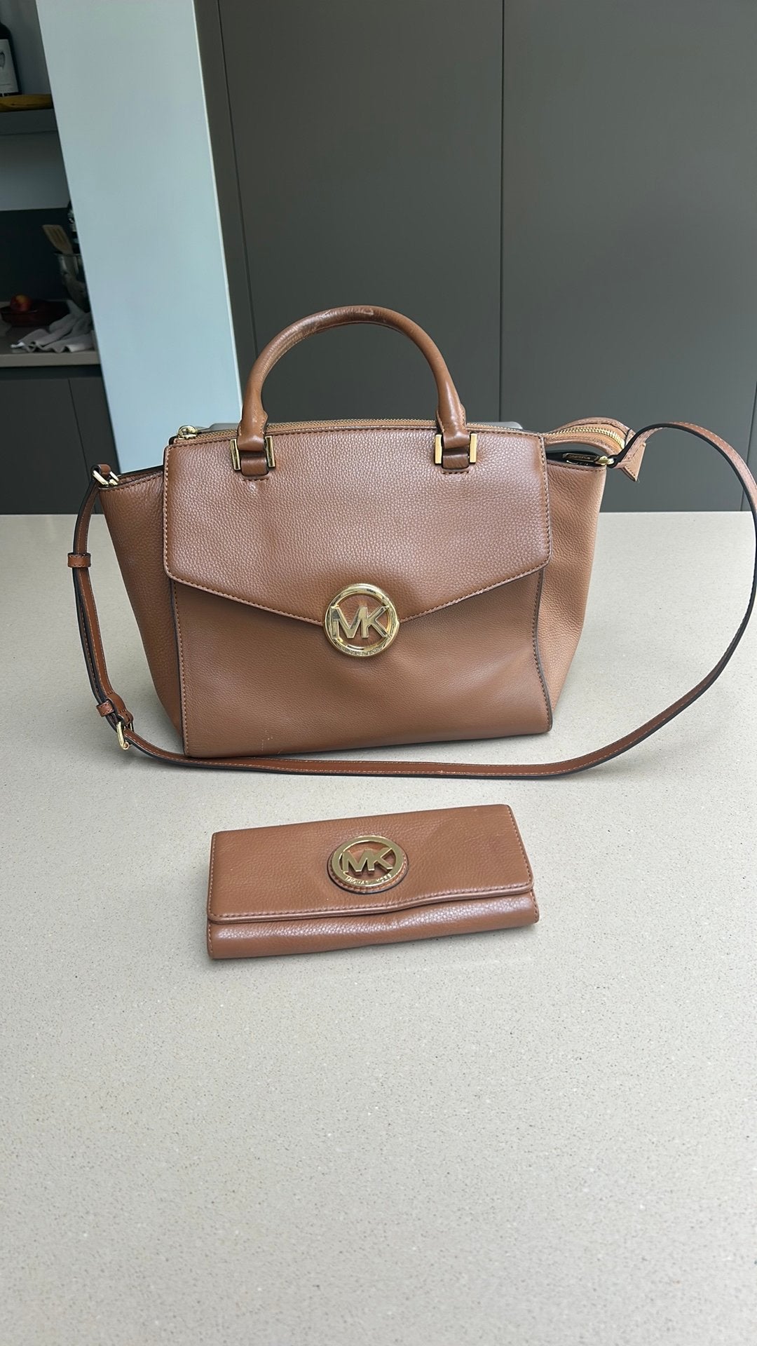 Set Michael kors handtas en portemonnee, Handtassen en Accessoires, Tassen | Damestassen, Ophalen, Zo goed als nieuw, Bruin, Handtas