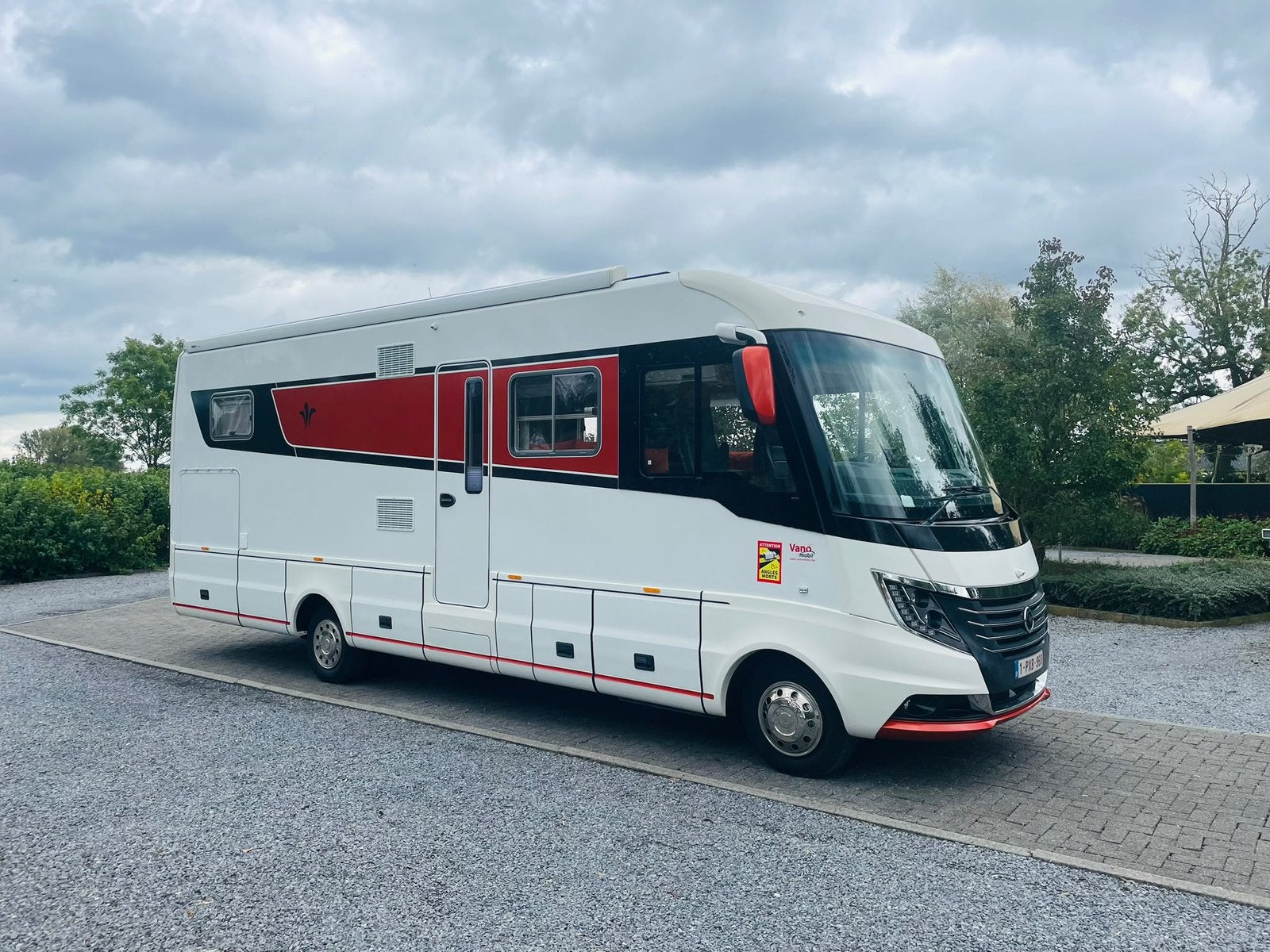 Niesmann-Bischoff Flair 880, Caravans en Kamperen, Niesmann+Bischoff, Verwarmde buitenspiegels, 7 tot 12 maanden geleden, Diesel