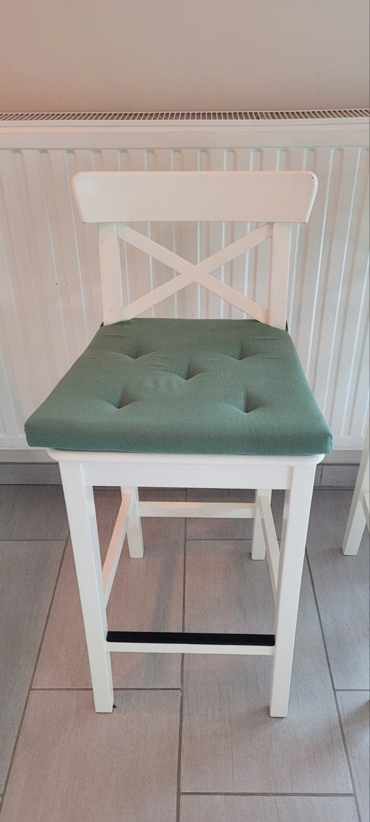 2 witte houten barkrukken / barstoelen met groene kussens, Ophalen