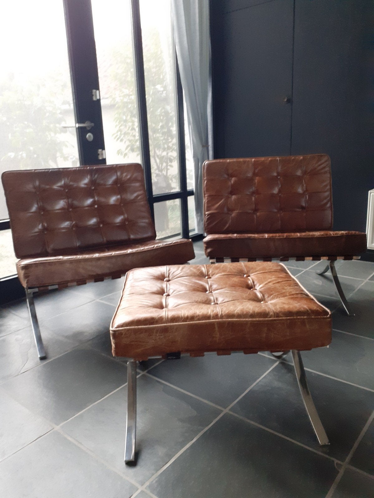2 Barcelona chairs en ottoman, replica, Ophalen