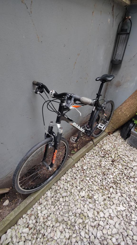 Vélo VTT Giant – noir et orange – fonctionne parfaitement, Vélos & Vélomoteurs, Vélos | BMX & Freestyle, Frein sur jante, 24 pouces ou plus