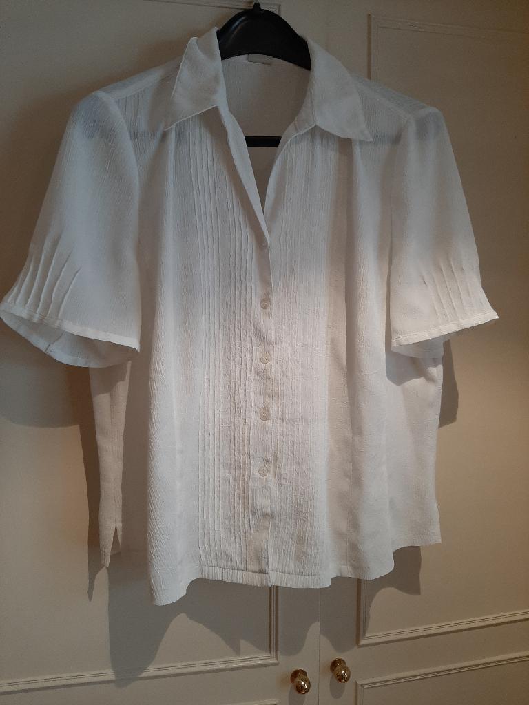 Chemisier blanc. cm.   T: 46      Mayerline, Mayerline, Enlèvement ou Envoi, Taille 46/48 (XL) ou plus grande, Blanc