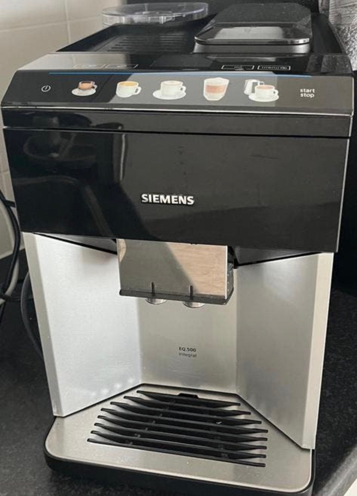 Siemens EQ.500 volautomatische koffiemachine, Ophalen, Zo goed als nieuw, Koffiemachine, Afneembaar waterreservoir