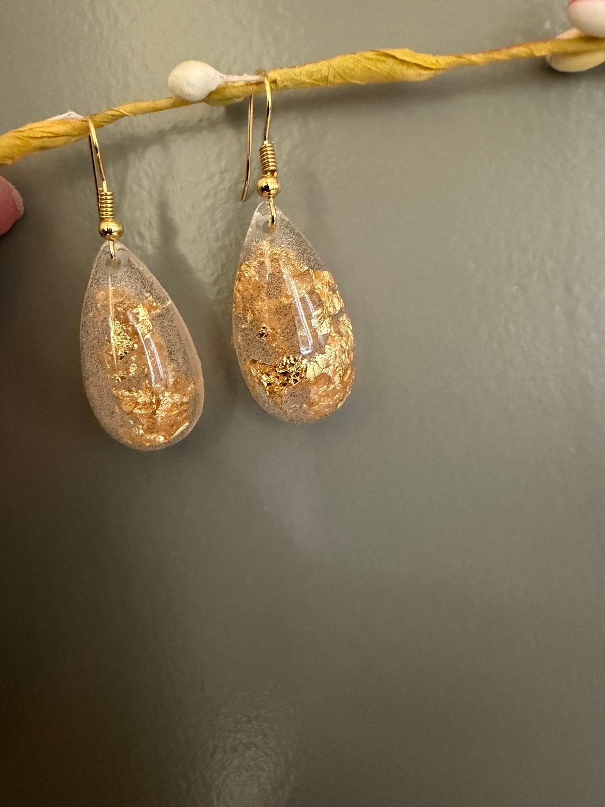 Prachtige druppel oorbel met blad goud snippers, Handtassen en Accessoires, Oorbellen, Verzenden, Nieuw, Goud, Overige materialen