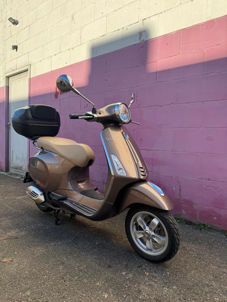Als nieuwe Vespa Primavera met slechts 1800km!!, Fietsen en Brommers, Ophalen, Zo goed als nieuw