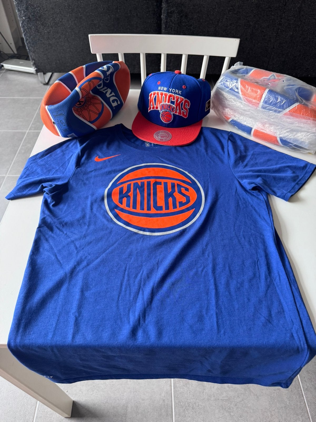 NY Knicks NBA t-shirt, pet, 2 ballen nieuw + Cavaliers bal, Enlèvement ou Envoi, Ballon