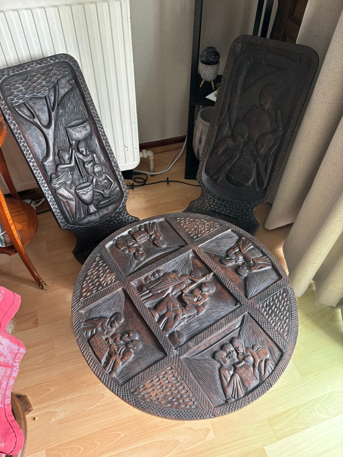 Chaises africaines vintage sculptées en bois avec table, Antiquités & Art, Enlèvement ou Envoi
