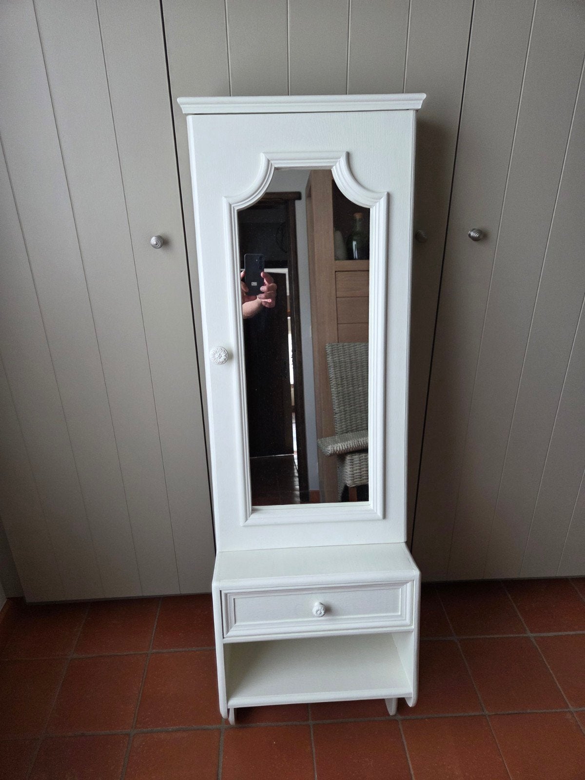 hangkastje met spiegel en lade, Ophalen