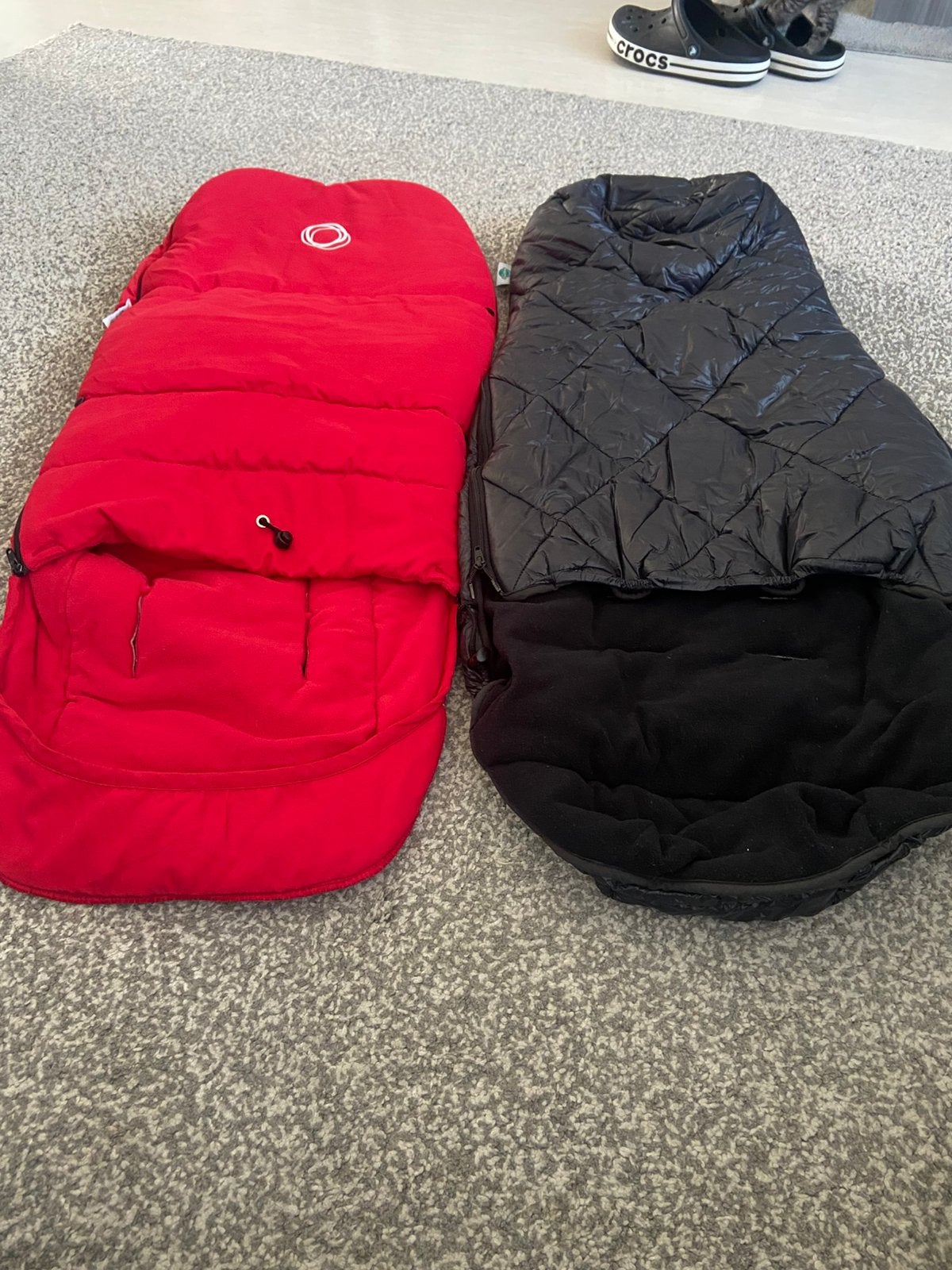 2 sac de couchage noir et rouge pour enfants en bon état 40€, Enlèvement, Comme neuf