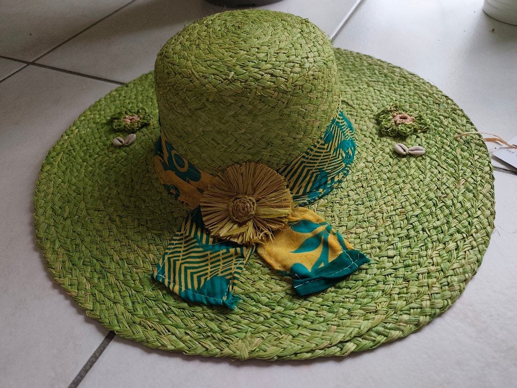 Chapeau dame vert avec ruban et fleur. T : 57., Kleding | Dames, Hoeden en Petten, Ophalen, 56 of 57 cm (M, 7 of 7⅛ inch), Hoed