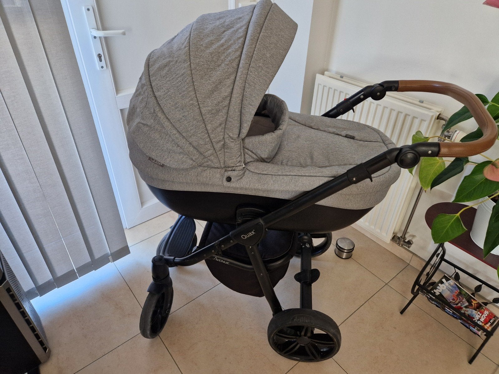 Pousette marque Quax combiné 3 en 1 et base isofix voiture, Autres marques, Pneus, Comme neuf, Enlèvement