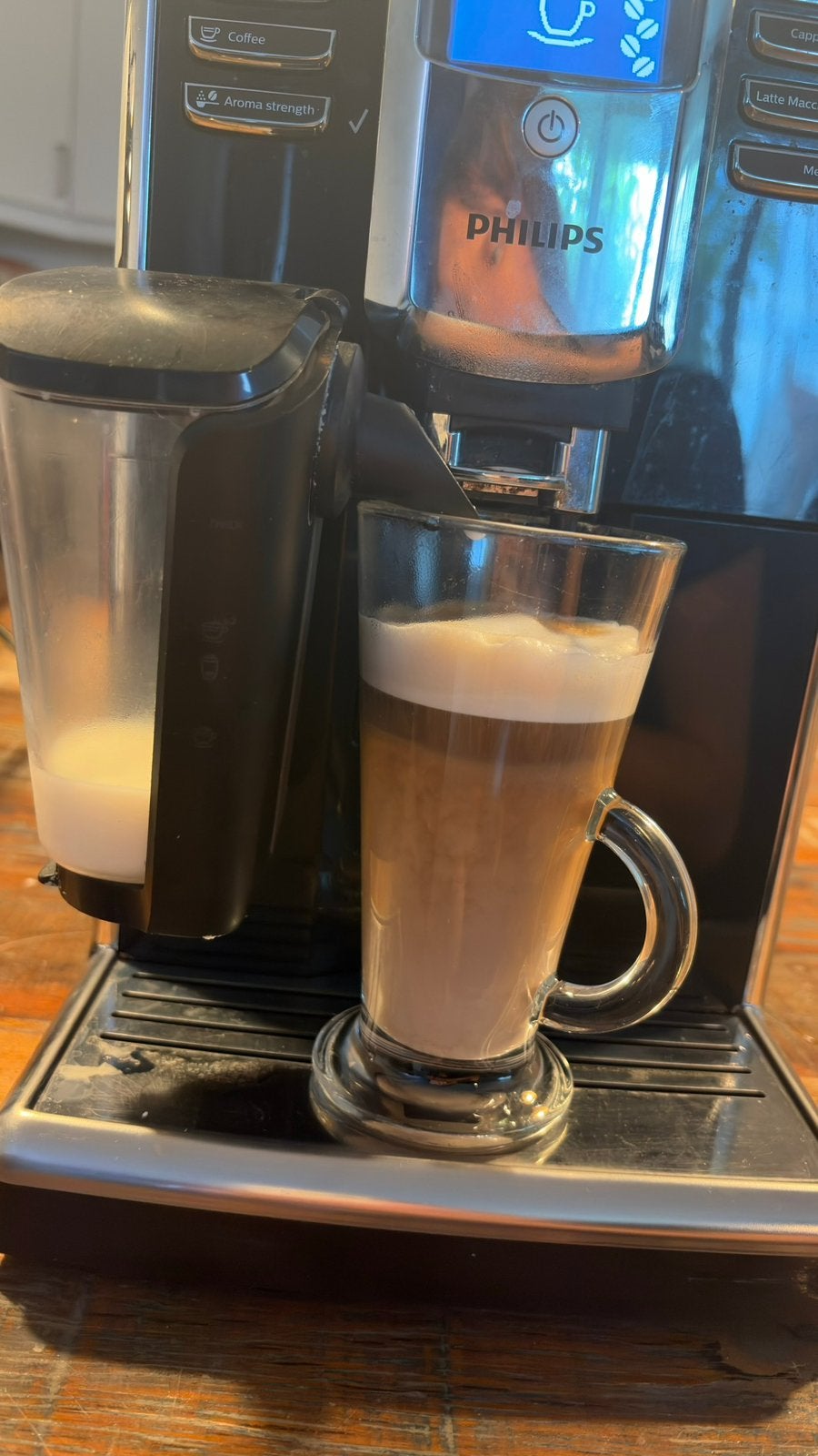 Philips koffiemachine met melkreservoirn, Elektronische apparatuur, Ophalen of Verzenden, Zo goed als nieuw, Koffiemachine