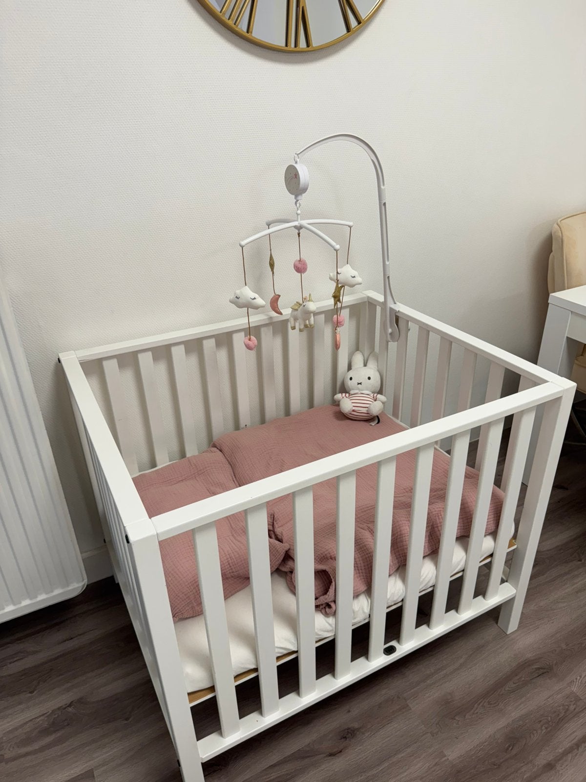 Lit bébé avec matelas, Enfants & Bébés, Enlèvement, Comme neuf