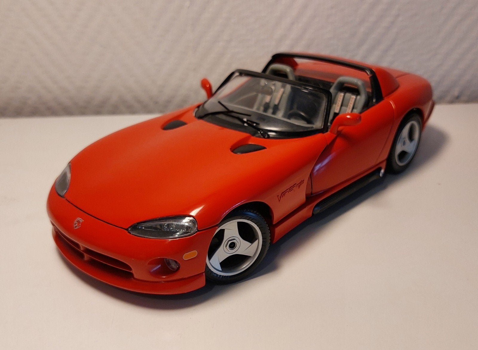 Cabriolet Burago Dodge Viper T10 rouge à l'échelle 1/18., Hobby & Loisirs créatifs, Voitures miniatures | 1:18, Enlèvement ou Envoi