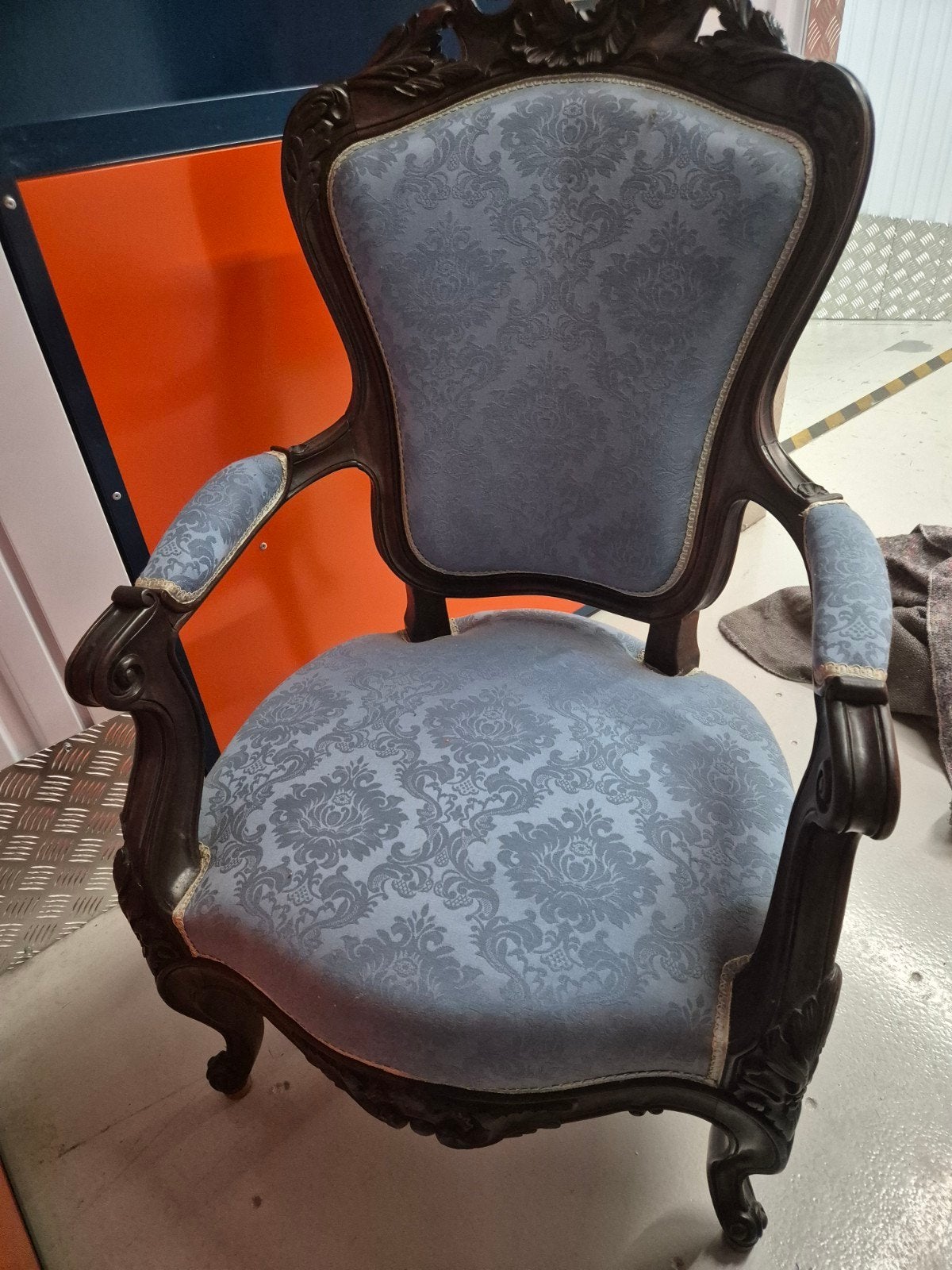 Fauteuil style Louis XV, Enlèvement